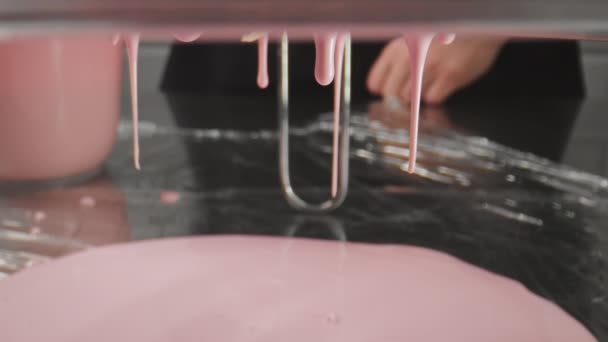 The cream drips on the table. Confectionery process of making cream for a cake. — Stock Video