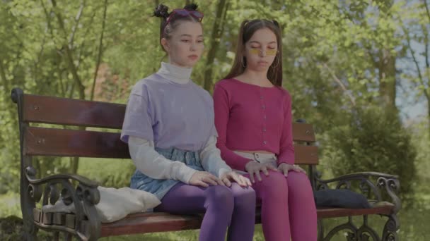 Quarrel av flickor i parken. Förolämpa flickor mot varandra. Ungdomars missförstånd. — Stockvideo