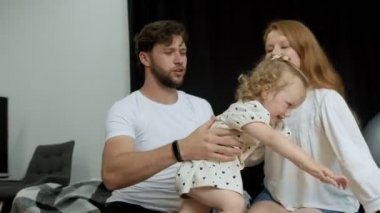 Ailesiyle evde karantinada zaman geçirmek. Ebeveynler çocuklarıyla oyun oynayarak çok zaman geçirirler..