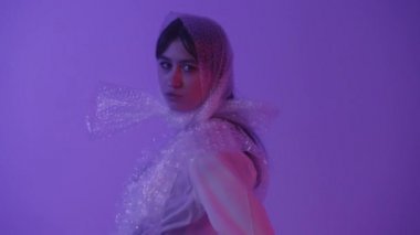 Kız, gezegeni kirlilikten korumak için plastiğe sarılmıştı..