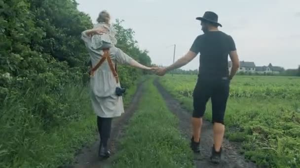 격리 기간 동안 한 어린 가족의 숲 속을 걷는 봄 산책. — 비디오