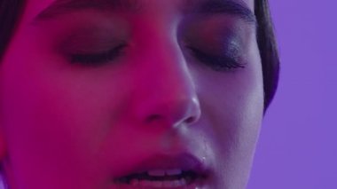 Pembe ışıkta yanağında gözyaşı olan kızlar. Neon ışıklı genç bir kızın acısı..