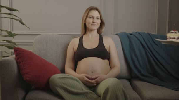Hamile kadın pasta istedi ve zehirlenmeden dolayı fikrini değiştirdi.. — Stok video