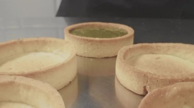 Taze pişmiş kek kremayla doludur. Fıstık kremalı tart..
