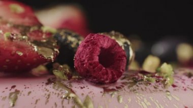 Pastanın üzerindeki meyveler üzerine altın boya serpiştirilmiş. Modaya uygun pasta.