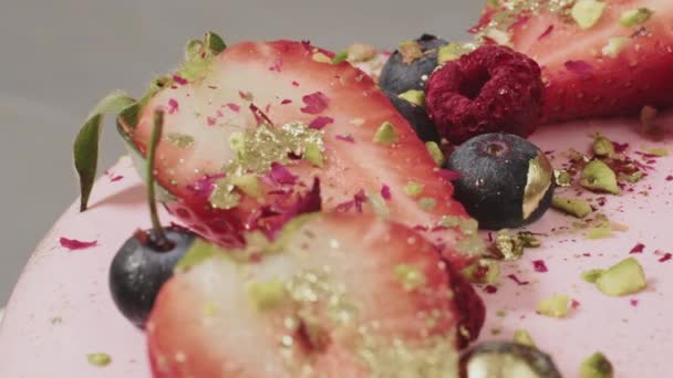 Elegante decoración de la torta con frutas de verano salpicadas de oro. Decoración costosa. — Vídeos de Stock