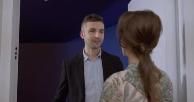 Adam geceyi kadınla geçirdi ve kendi işine baktı.