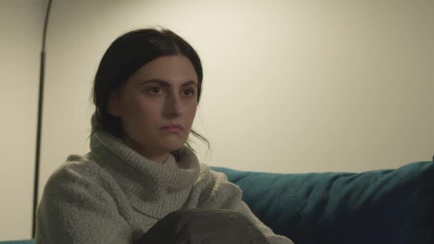 Портрет женщины с запутанным взглядом, которая время от времени страдает от приступов депрессии — стоковое видео
