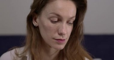 Genç güzel kız kameraya poz veriyor baştan çıkarıcı bir şekilde üzüm yiyor.