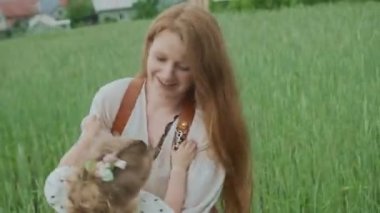 Aile doğada birlikte zaman geçirir. Bir çocukla açık havada oyunlar.