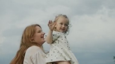 Anne çocuğu kollarına alır ve tarlaya fırlatır..