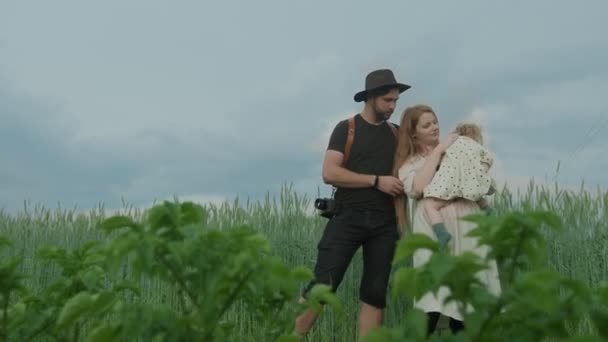 Familjen tog en promenad på ett grönt fält under karantänen. Tid med familjen. — Stockvideo
