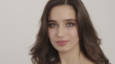 Kameraya poz veren kız. Önce gözlerini kapar, sonra yırtıp atar..