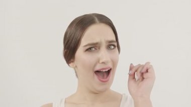 Saçları tomar tomar toplanmış güzel bir kız gözlerini indiriyor. Hoş sürpriz duyguları..