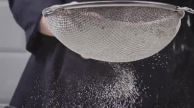 Kevgir eleğindeki un kalıntıları masanın üzerine düştü. Pastadan artanlar..