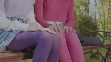 Kız arkadaşlar zor zamanlarda birbirlerine destek olurlar. Genç arkadaşlara destek olmak.