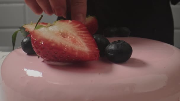 软糖蛋糕的装饰很时髦.美味的生日蛋糕. — 图库视频影像
