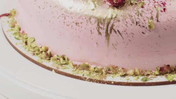 Doğum günü için meyveli kremalı pasta. Pastayı taze meyveyle süslüyorum.. — Stok video