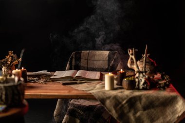 Büyücü sandalyeli bir masa. Sihir için gizli bir yer..