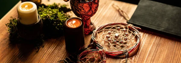Velas y atrapasueños en la mesa. Mesa mágica. Cosas extrañas para los rituales. — Foto de Stock