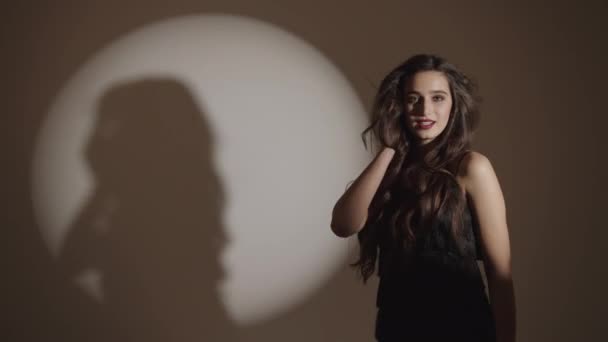 Atriz antes do espectáculo. Foto de uma menina onde seu cabelo se dissipará. Aparência elegante. Maquiagem brilhante. — Vídeo de Stock