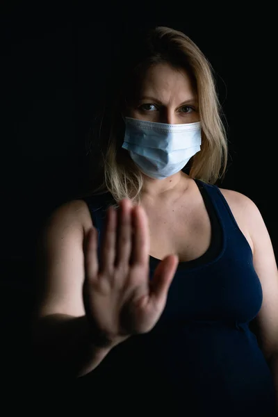 Mujer joven con una máscara protectora anima a la gente a luchar contra el coronavirus y asumir la responsabilidad de su propia salud y la salud de los demás — Foto de Stock
