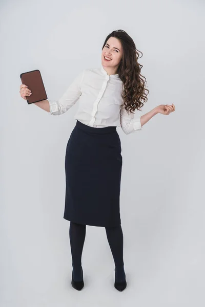 Фото девушки в полном разгаре в деловой одежде с ноутбуком в руке. — стоковое фото