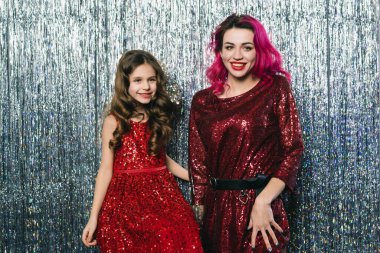 Anne ve kızı fotoğraf çekimi sırasında kameraya poz veriyor.