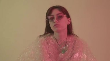 Kız gezegenimizin ne kadar kirli olduğunu görmemek için gözlük takıyor. Kızın boynunda oksijen maskesi var..