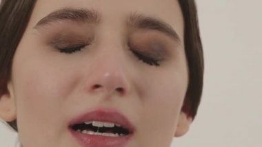 Kız çerçevede ağlar. Etrafına bak. Kızlar gözyaşlarıyla şımartıldılar. Yüzünü kapat..