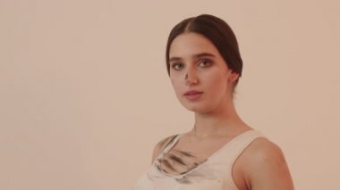 Siyah boyayla boyanmış güzel bir kız. Siyah boyalı minimalist tarzda bir kız..