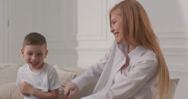Annem oğluyla evde oynuyor. Anne ve bebek oyunları. Aile eğlencesi.
