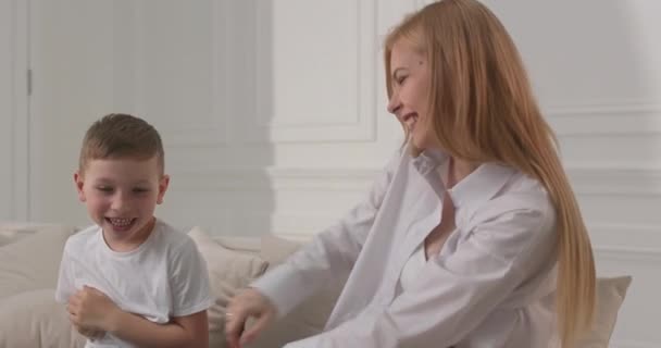 Mam speelt thuis met haar zoon. Mam en baby spelletjes. Familie plezier. — Stockvideo