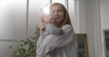 Annem doğduğundan beri bebekle konuşuyor. İlk günlerden itibaren çocuk gelişimi.