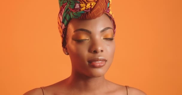 Mladá africká žena projevuje emoce radosti. Dívka s jasným make-up ukazuje radost na kameře. — Stock video