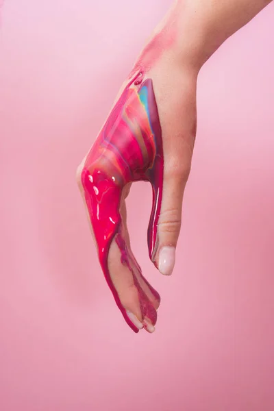 Hand i rosa färg på en rosa bakgrund. Handborste i färg. Minimalistisk manikyr. — Stockfoto
