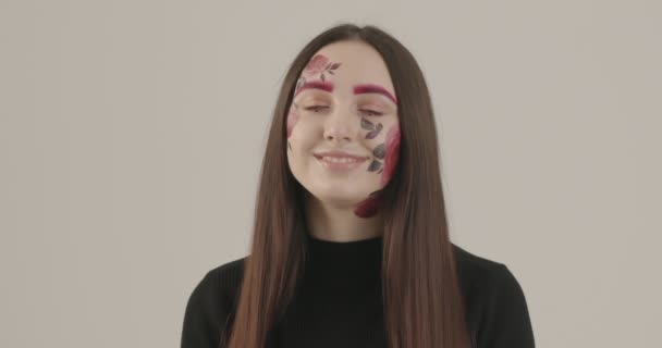 Menina bonita com um sorriso chique é fotografado para publicidade perfume futuro — Vídeo de Stock