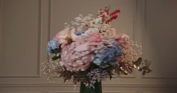 Grande quadro de flores coloridas girando em torno de seu eixo — Vídeo de Stock