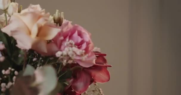 Un beau bouquet de fleurs qui a recueilli une variété de couleurs du printemps et de l'été — Video