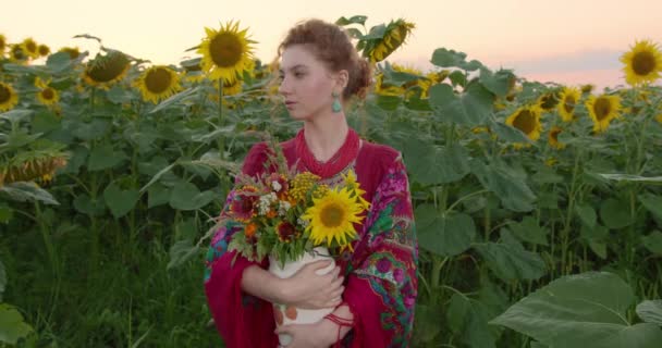 Een meisje in Oekraïense jurk poseert voor een fotoshoot in de Oekraïense nationale thema — Stockvideo