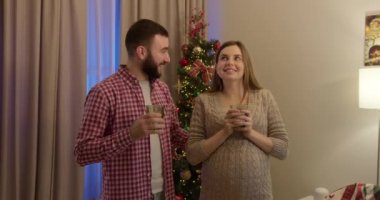Genç aile, karantina kısıtlamaları sırasında evde birlikte vakit geçirir.