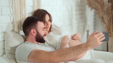 Karantinadaki genç bir aile, akrabalarıyla video bağlantısı yoluyla iletişim kuruyor.