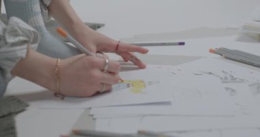 Öğrenci kız ev ödevi için verilen bir resim çiziyor. Kız elleri yaklaşır..