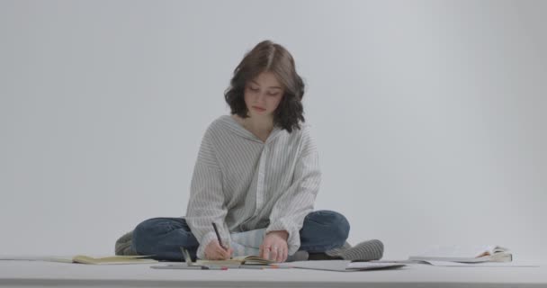 Tvůrčí dívka. Dívka, která kreslí obrázky. Školačka, která nemá žádné přátele, tráví čas sama doma.. — Stock video