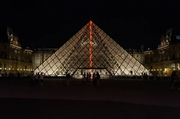 Louvre Piramide Nachts — Stockfoto