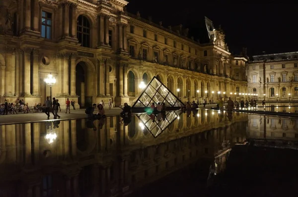 Музей Лувра Ночью — стоковое фото