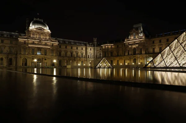 Louvre Museum Nachts — Stockfoto