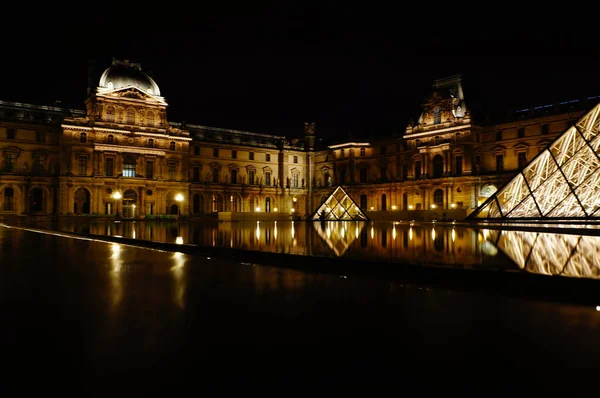 Louvre Museum Nachts — Stockfoto