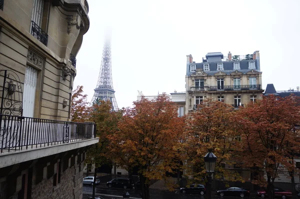Восени Прогулянка в Парижі — стокове фото