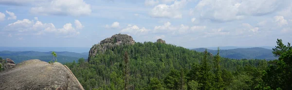 View Top Cliff Siberian Taiga Rocks Blue Sky Clouds Mountain — Stock Photo, Image